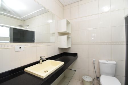 Casa para alugar com 370m², 3 quartos e 4 vagasBanheiro da Suíte 1