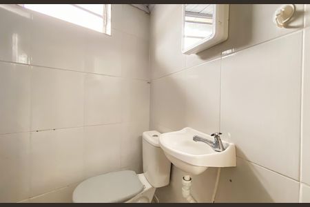 Banheiro  de casa para alugar com 2 quartos, 69m² em Vila Paranagua, São Paulo