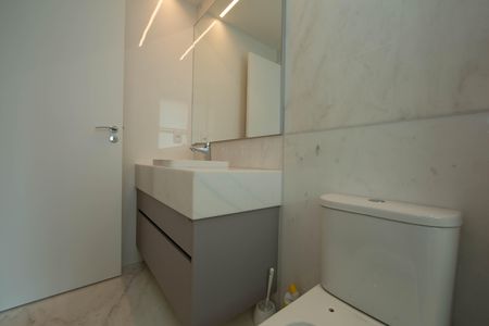 Apartamento para alugar com 242m², 4 quartos e 5 vagas Apartamento para alugar com 242m², 4 quartos e 5 vagasBANHEIRO3