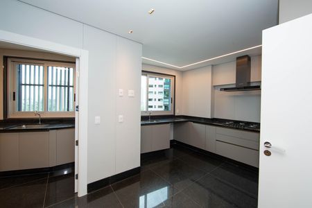 Apartamento para alugar com 242m², 4 quartos e 5 vagas Apartamento para alugar com 242m², 4 quartos e 5 vagasCOZINHA