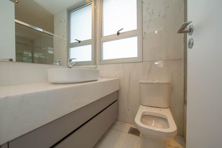 Apartamento para alugar com 242m², 4 quartos e 5 vagas