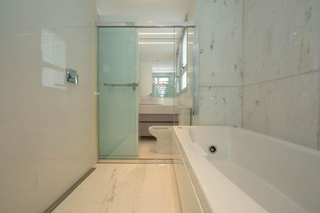 Apartamento para alugar com 242m², 4 quartos e 5 vagas