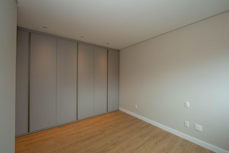 Apartamento para alugar com 242m², 4 quartos e 5 vagas Apartamento para alugar com 242m², 4 quartos e 5 vagasQUARTO3