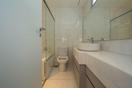 Apartamento para alugar com 242m², 4 quartos e 5 vagas Apartamento para alugar com 242m², 4 quartos e 5 vagasBANHEIRO5
