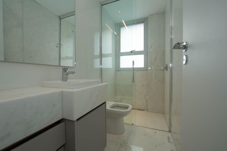 Apartamento para alugar com 242m², 4 quartos e 5 vagas Apartamento para alugar com 242m², 4 quartos e 5 vagasBANHEIRO2