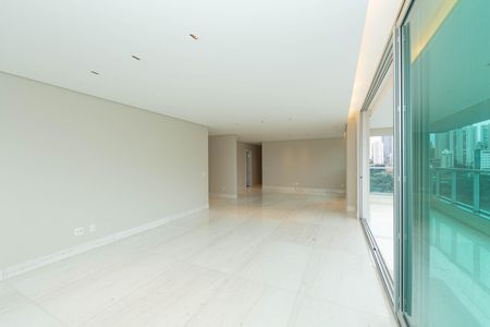 Apartamento para alugar com 242m², 4 quartos e 5 vagas Apartamento para alugar com 242m², 4 quartos e 5 vagasSALA