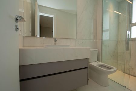 Apartamento para alugar com 242m², 4 quartos e 5 vagas Apartamento para alugar com 242m², 4 quartos e 5 vagasBANHEIRO3