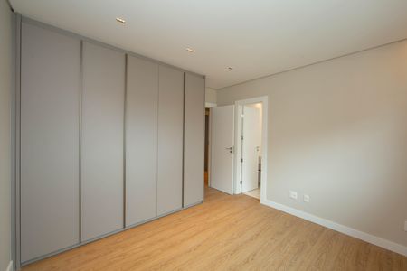 Apartamento para alugar com 242m², 4 quartos e 5 vagas Apartamento para alugar com 242m², 4 quartos e 5 vagasQUARTO2