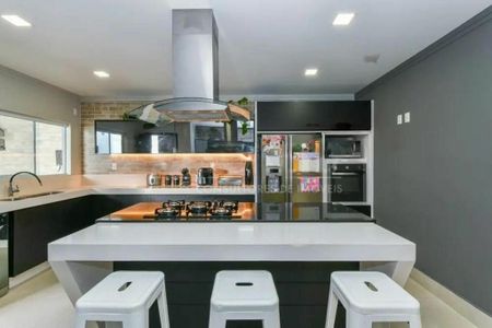 Casa à venda com 240m², 4 quartos e 3 vagas
