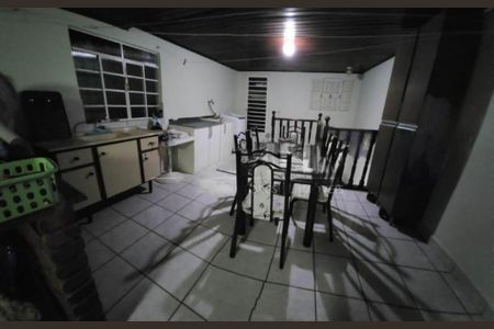 Casa à venda com 4 quartos, 178m² em Parque Maria Domitila, São Paulo