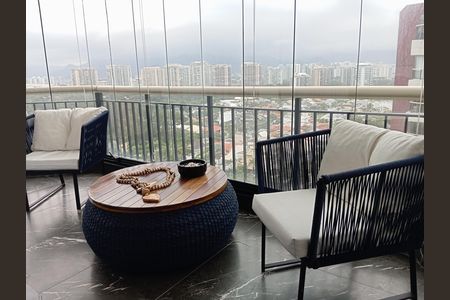 Apartamento à venda com 170m², 2 quartos e 1 vaga Apartamento à venda com 170m², 2 quartos e 1 vagaVaranda