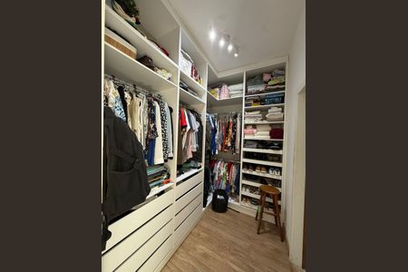 Casa à venda com 485m², 4 quartos e 4 vagas Casa à venda com 485m², 4 quartos e 4 vagasCloset