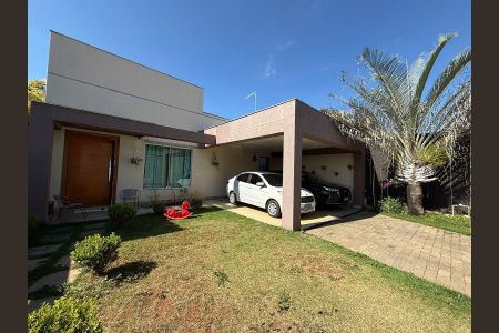 Casa à venda com 485m², 4 quartos e 4 vagas Casa à venda com 485m², 4 quartos e 4 vagasFachada