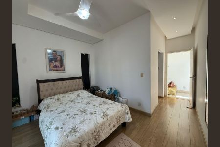 Casa à venda com 485m², 4 quartos e 4 vagas Casa à venda com 485m², 4 quartos e 4 vagasQuarto