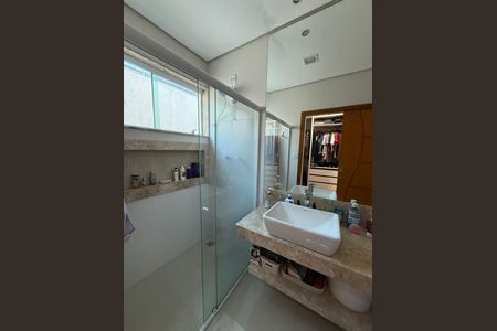 Casa à venda com 485m², 4 quartos e 4 vagas Casa à venda com 485m², 4 quartos e 4 vagasBanheiro