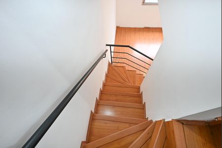 Escada de casa de condomínio para alugar com 2 quartos, 96m² em Campo Limpo, São Paulo