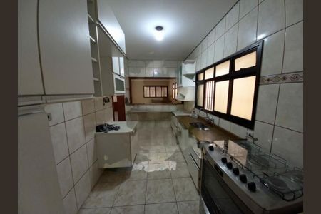 Casa à venda com 230m², 4 quartos e 6 vagas