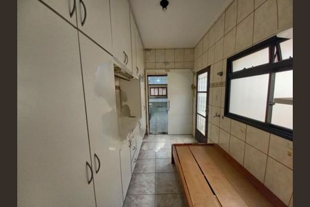 Casa à venda com 230m², 4 quartos e 6 vagas