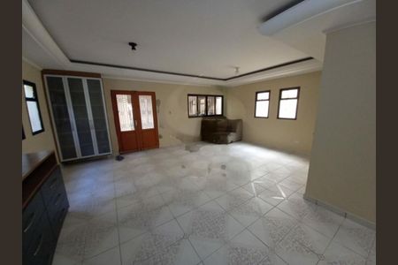 Casa à venda com 230m², 4 quartos e 6 vagas
