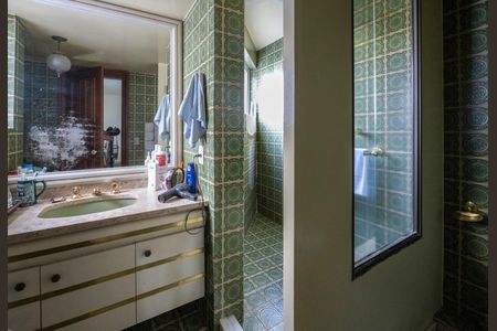 Banheiro de apartamento à venda com 4 quartos, 244m² em Floresta, Porto Alegre