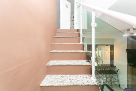 Casa de condomínio à venda com 72m², 2 quartos e 1 vaga Casa de condomínio à venda com 72m², 2 quartos e 1 vagaEscada