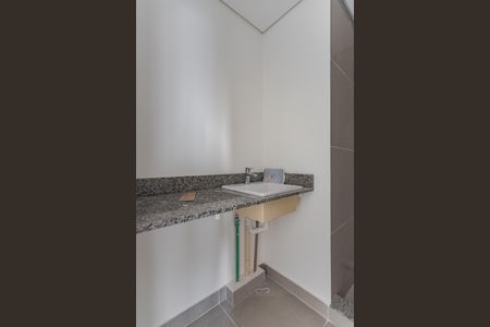 Banheiro de kitnet/studio à venda com 1 quarto, 30m² em Jardim do Salso, Porto Alegre