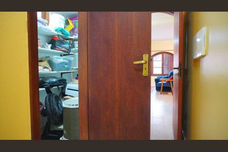 Casa à venda com 200m², 3 quartos e 1 vagaArmário embutido no corredor quartos 