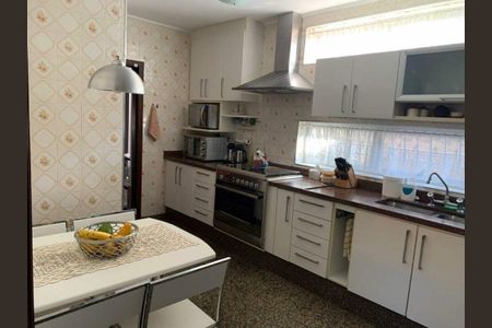 Casa à venda com 4 quartos, 280m² em Campo Grande, São Paulo