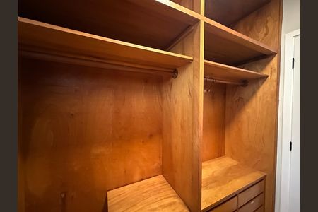 Apartamento para alugar com 128m², 4 quartos e 2 vagas Apartamento para alugar com 128m², 4 quartos e 2 vagasCloset da suíte