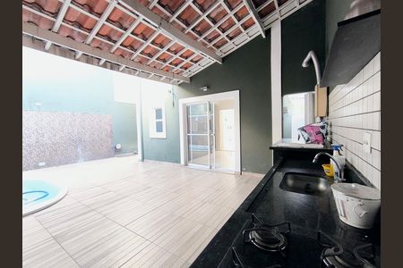 Casa de condomínio à venda com 250m², 5 quartos e 3 vagas Casa de condomínio à venda com 250m², 5 quartos e 3 vagasQuintal