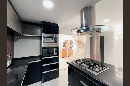 Casa de condomínio à venda com 250m², 5 quartos e 3 vagas Casa de condomínio à venda com 250m², 5 quartos e 3 vagasCozinha