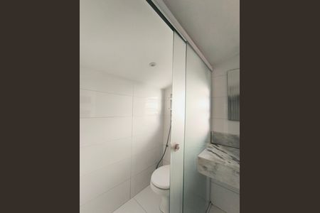 Casa de condomínio à venda com 250m², 5 quartos e 3 vagas Casa de condomínio à venda com 250m², 5 quartos e 3 vagasBanheiro da Suíte 1