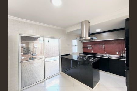 Casa de condomínio à venda com 250m², 5 quartos e 3 vagas Casa de condomínio à venda com 250m², 5 quartos e 3 vagasCozinha