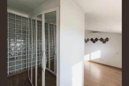 Casa de condomínio à venda com 250m², 5 quartos e 3 vagas Casa de condomínio à venda com 250m², 5 quartos e 3 vagasQuarto 1 - Suíte