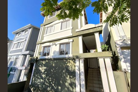 Casa de condomínio à venda com 250m², 5 quartos e 3 vagas Casa de condomínio à venda com 250m², 5 quartos e 3 vagasFachada