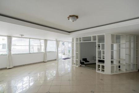 Casa de condomínio à venda com 665m², 4 quartos e 8 vagas Casa de condomínio à venda com 665m², 4 quartos e 8 vagasFoto 02