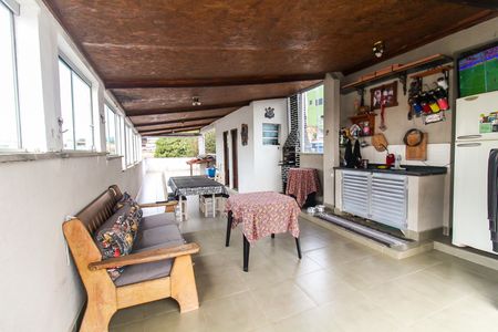 Casa à venda com 150m², 5 quartos e 2 vagas Casa à venda com 150m², 5 quartos e 2 vagasTerraço
