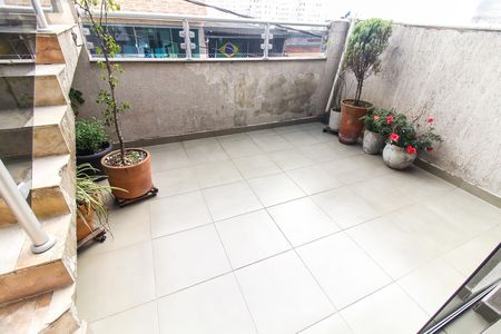 Casa à venda com 150m², 5 quartos e 2 vagas Casa à venda com 150m², 5 quartos e 2 vagasVaranda