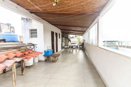 Casa à venda com 150m², 5 quartos e 2 vagas Casa à venda com 150m², 5 quartos e 2 vagasTerraço
