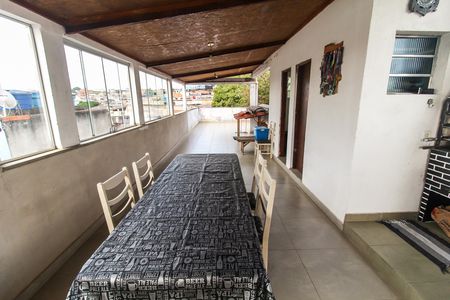 Casa à venda com 150m², 5 quartos e 2 vagas Casa à venda com 150m², 5 quartos e 2 vagasTerraço