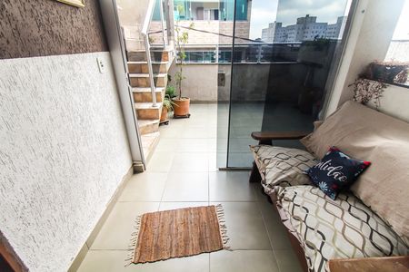 Casa à venda com 150m², 5 quartos e 2 vagas Casa à venda com 150m², 5 quartos e 2 vagasHall