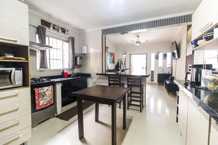 Casa à venda com 150m², 5 quartos e 2 vagas Casa à venda com 150m², 5 quartos e 2 vagasCozinha