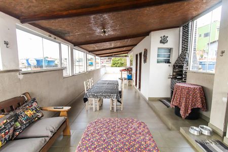 Casa à venda com 150m², 5 quartos e 2 vagas Casa à venda com 150m², 5 quartos e 2 vagasTerraço