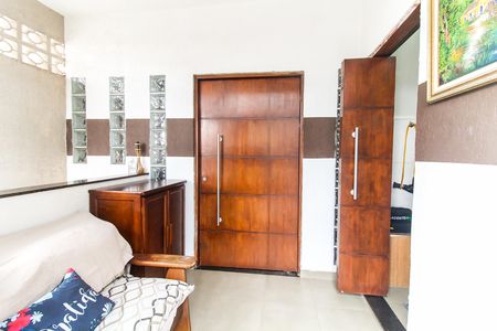 Casa à venda com 150m², 5 quartos e 2 vagas Casa à venda com 150m², 5 quartos e 2 vagasHall