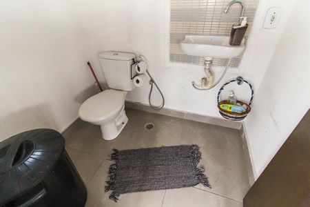 Casa à venda com 150m², 5 quartos e 2 vagas Casa à venda com 150m², 5 quartos e 2 vagasBanheiro de Serviço