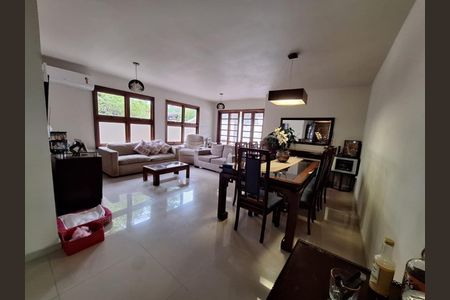 Casa de condomínio à venda com 232m², 3 quartos e 4 vagasFoto 01