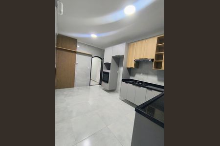 Casa para alugar com 275m², 4 quartos e 4 vagas Casa para alugar com 275m², 4 quartos e 4 vagasCozinha