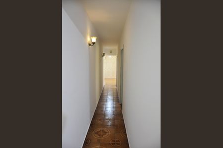 Casa para alugar com 320m², 3 quartos e 3 vagas Casa para alugar com 320m², 3 quartos e 3 vagasDetalhe - Corredor Interno