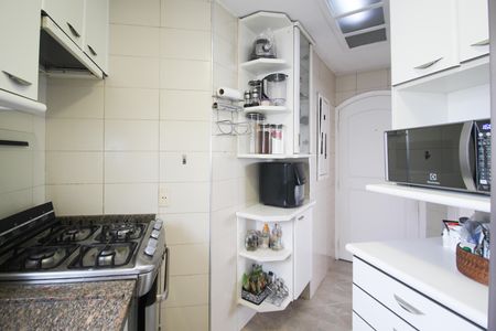 Cozinha de apartamento à venda com 2 quartos, 209m² em Moema, São Paulo