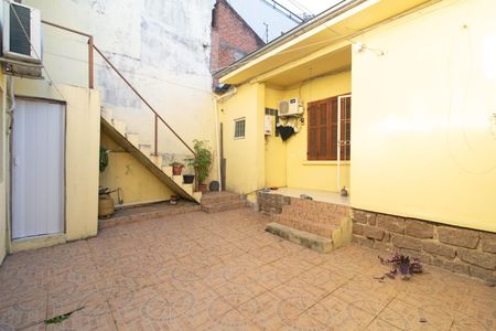 Quintal de casa à venda com 4 quartos, 360m² em Partenon, Porto Alegre